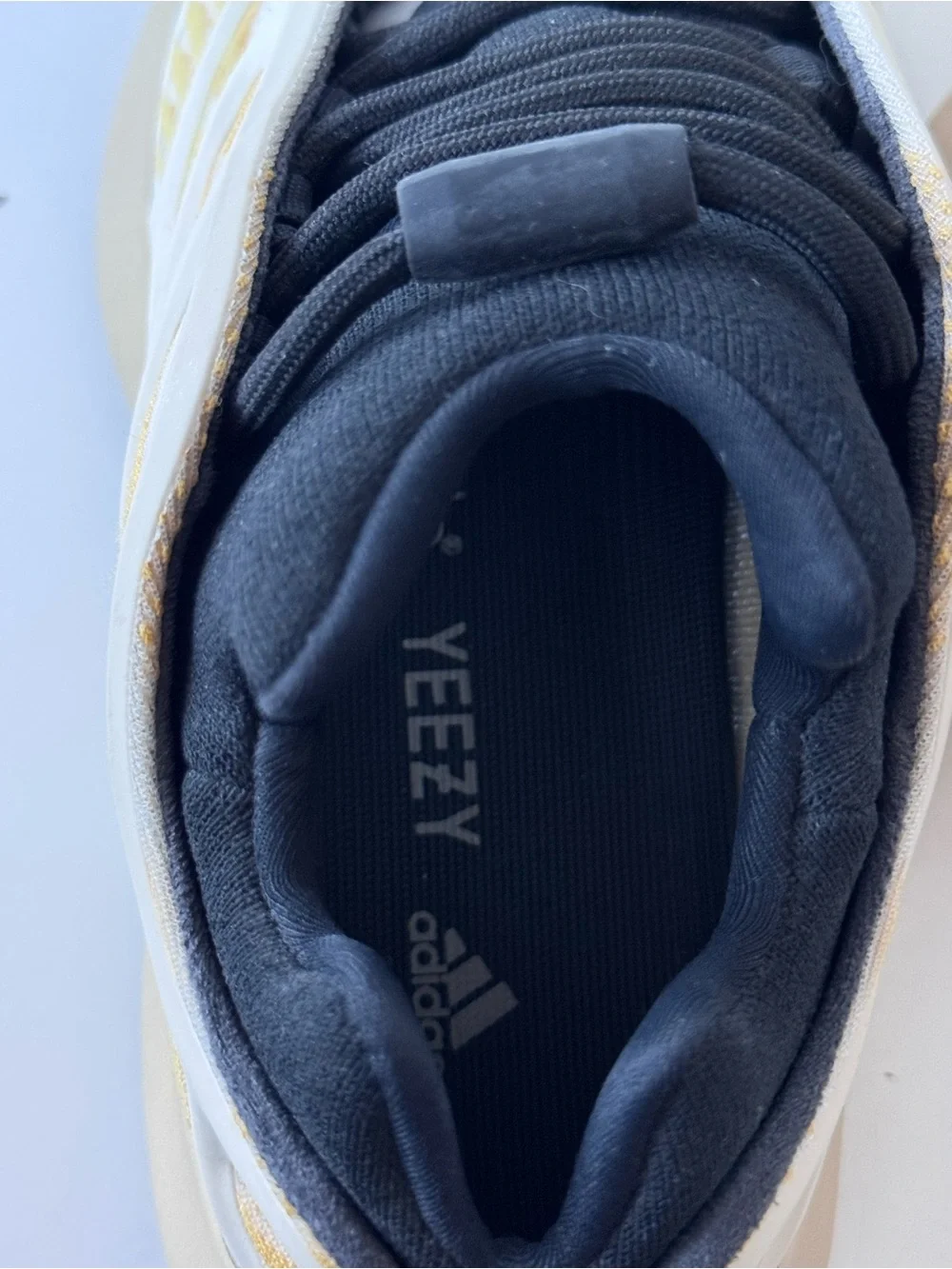 Yeezy adidas 700